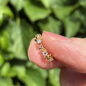 Fijne bloemen diamant ear cuff
