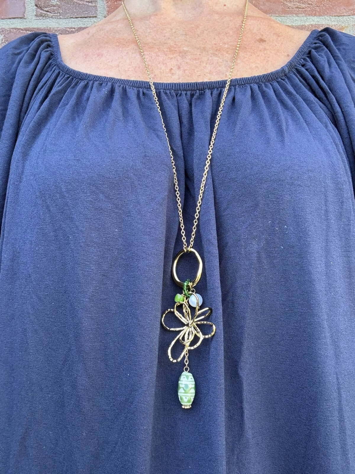 Lange ketting met grote bloem en speelse bedels - Afbeelding 2