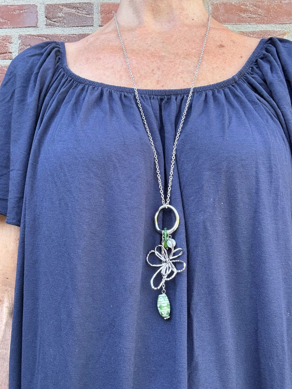 Lange ketting met grote bloem en speelse bedels - Afbeelding 4