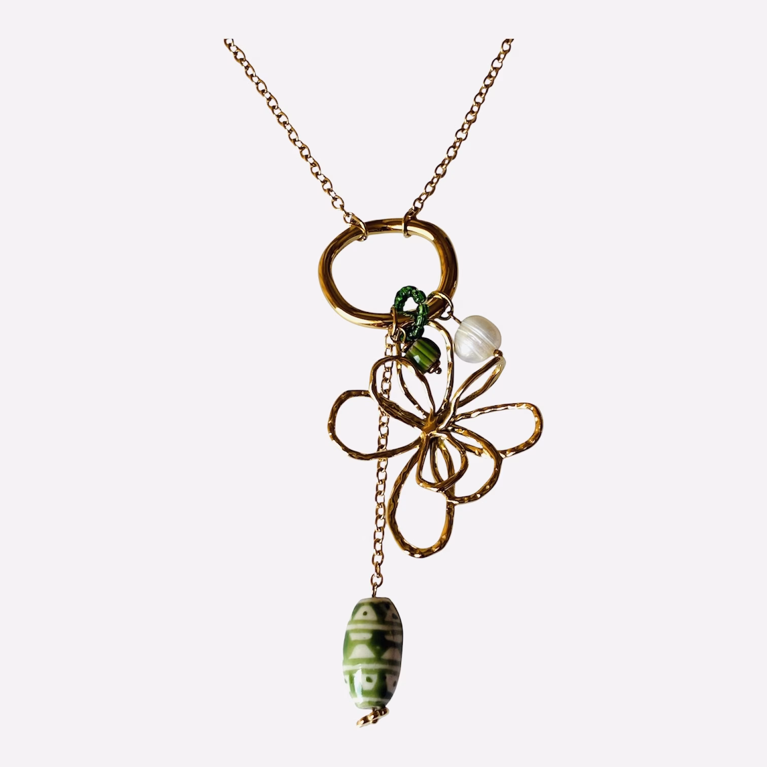 Lange ketting met grote bloem en speelse bedels