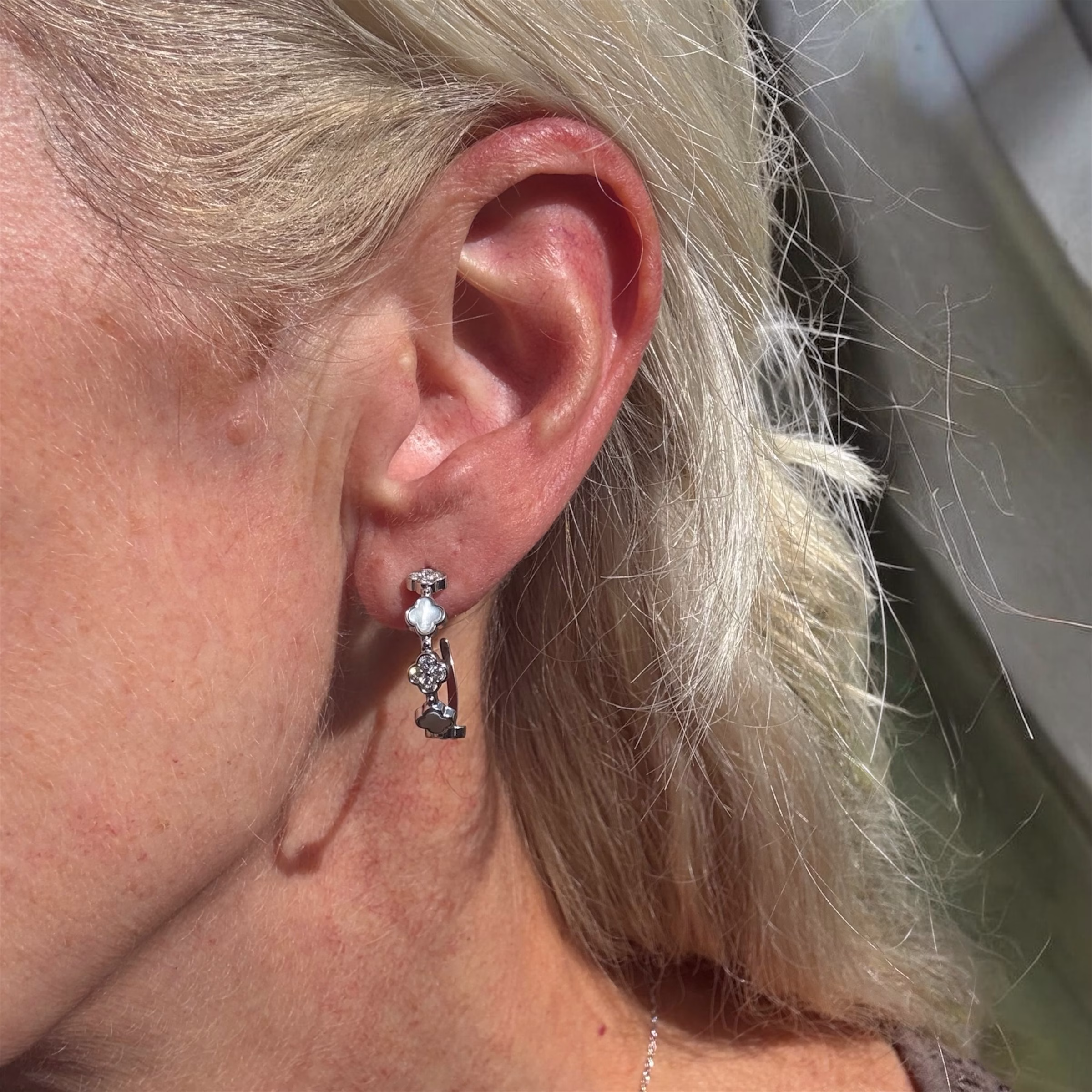 Lucky Flower Half Hoop Oorbellen - Afbeelding 2